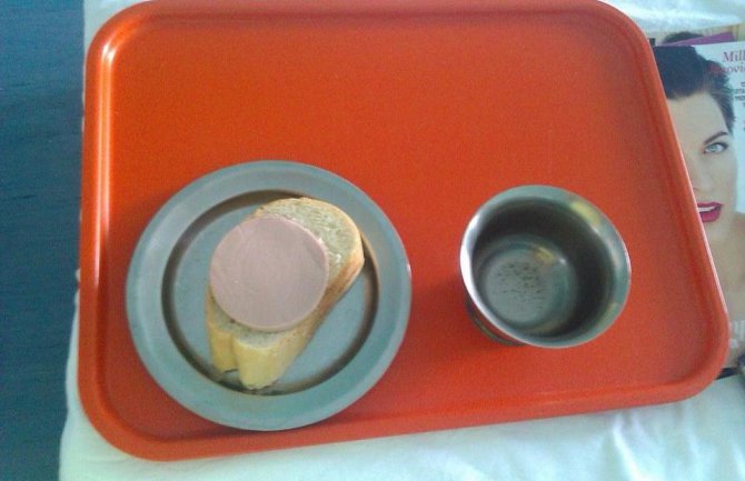 Žene PZP-a ispred Skupštine Crne Gore poslanicima i ministrima nudile 