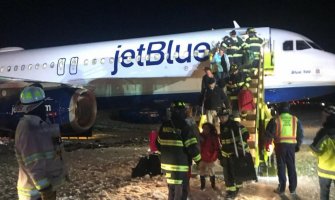 Boston: Avion skliznuo s piste, vatrogasci vadili putnike