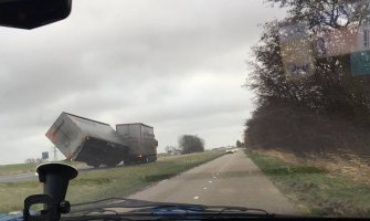 Tri osobe izgubile život u Holandiji, nesreća sve više, zabilježeni nevjerovatni snimci(VIDEO)