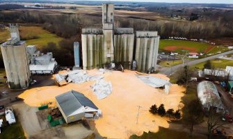 Srušio se silos, 10 hiljada tona kukuruza zatrpalo put (VIDEO)