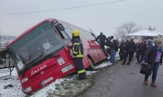 Autobus sletio sa puta, putnike evakuisali kroz prozor