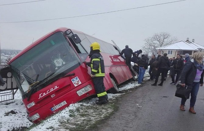 Autobus sletio sa puta, putnike evakuisali kroz prozor