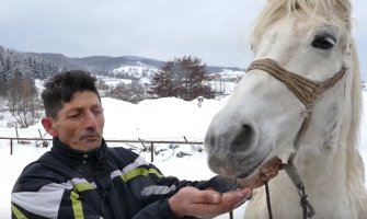 Konj Zekan najviše voli da jede bosanske ćevape (VIDEO)