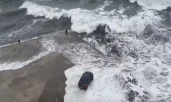 Pogledajte velike talase koji su iznenadili vozača BMW-a (VIDEO)