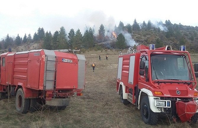 Požar nedaleko od Vrulje, prijetio da ugrozi kuće