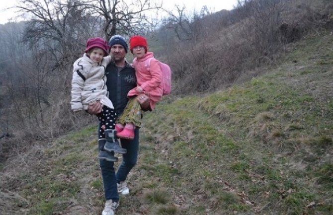 Otac Života svakog jutra nosi dvije djevojčice 8km do predškolskog