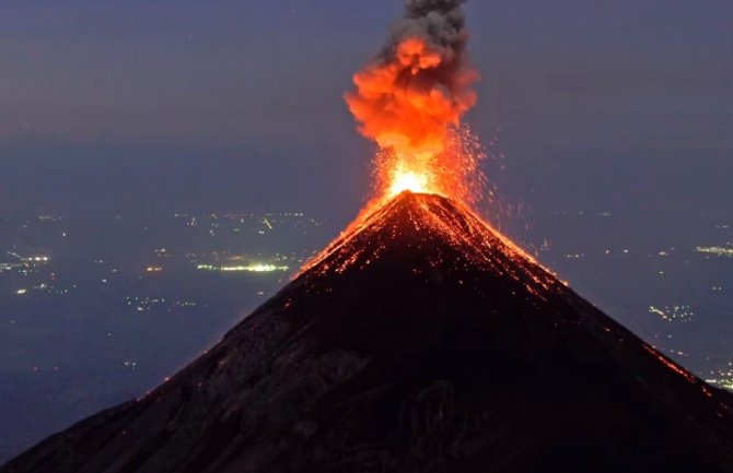 Gvatemala: U erupciji vulkana Fuego poginula najmanje 121 osoba