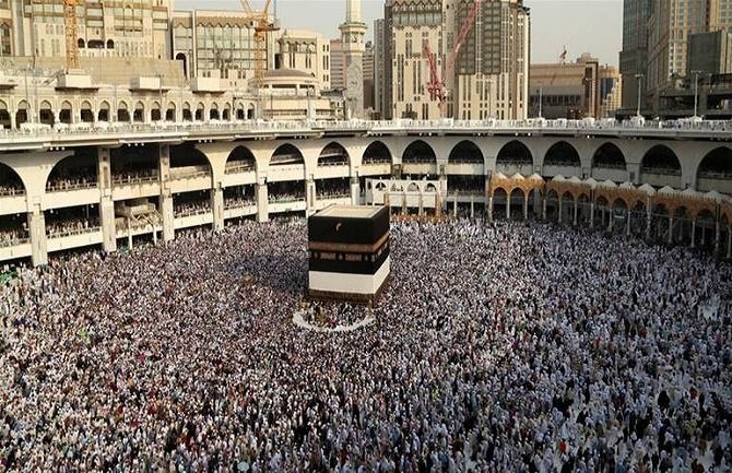 Samoubistvo u Meki: Muškarac skočio sa krova harema Kabe (VIDEO)