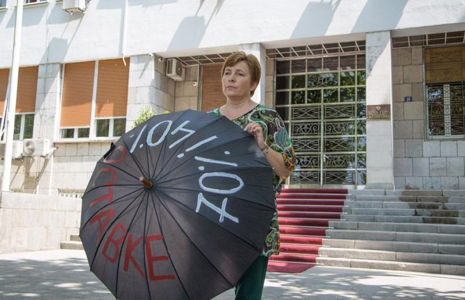 Protestni performans majki u PG: Zaslužile smo svaki cent, nemojte da vas dijele