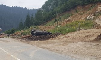 Udes na putu BP-PV: Automobil završio na krovu, policija odvela vozača i psa (FOTO)