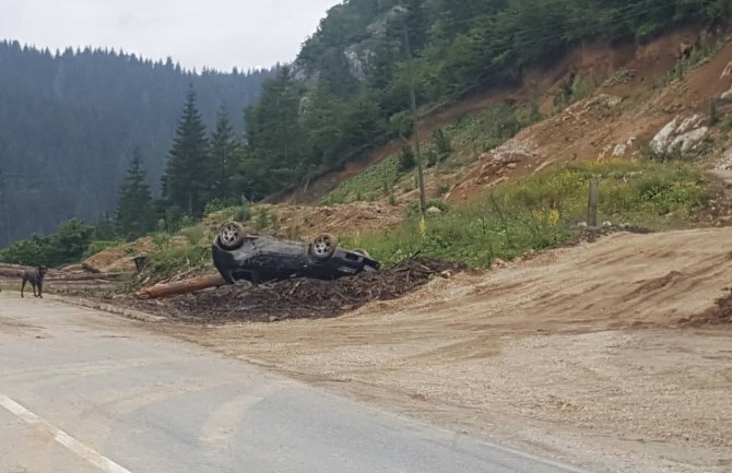 Udes na putu BP-PV: Automobil završio na krovu, policija odvela vozača i psa (FOTO)