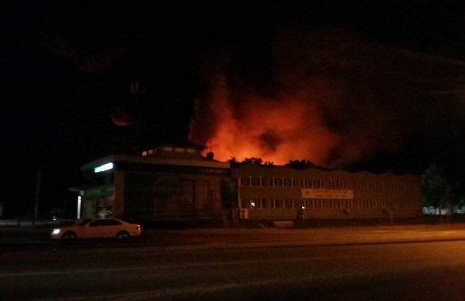 Gori magacin u Zemunu, vatrogasci i Hitna na terenu