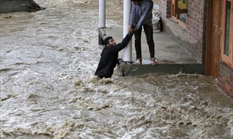 Više od 1.000 ljudi stradalo u prirodnim nepogodama u Aziji (FOTO)