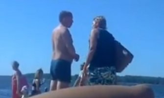 Rus na plaži muvao Srbijanke, došla žena i išamarala ga pred svima(VIDEO)