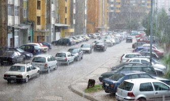 Sa višespratnice u Nišu pao veliki betonski blok, nema povrijeđenih (VIDEO)