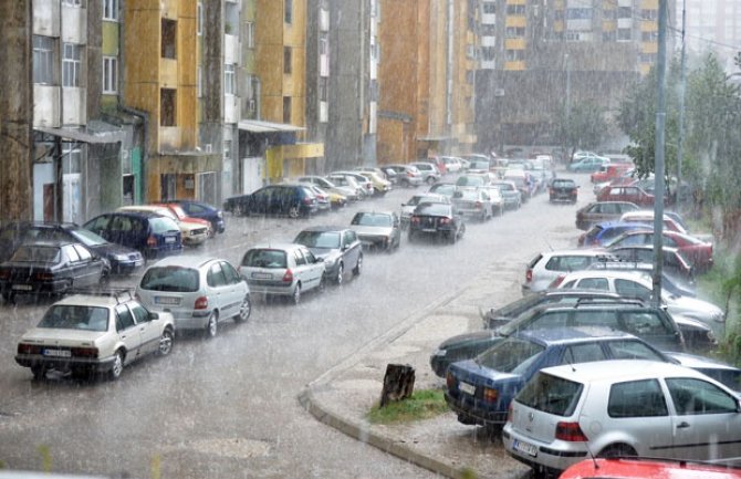 Sa višespratnice u Nišu pao veliki betonski blok, nema povrijeđenih (VIDEO)