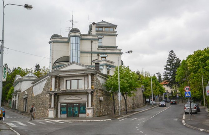 Automobilima pokušali da razvale kapiju Cecine kuće