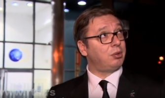 Vučić davao intervju, Albanci dobacivali sa prozora: Kako ih niko nije naučio kako treba da se ponašaju 