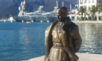 Statua a ne spomenik: Tito u Tivtu okrenuo leđa luksuzu (FOTO)