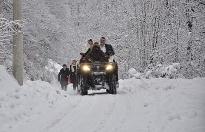 Scena neobičnih svatova: Mladence iz Kragujevca kroz sniježne smetove prevezla monahinja na motoru (foto)