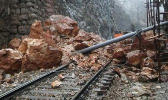 Odron na pruzi Mojkovac-Kolašin, voz stajao dva sata