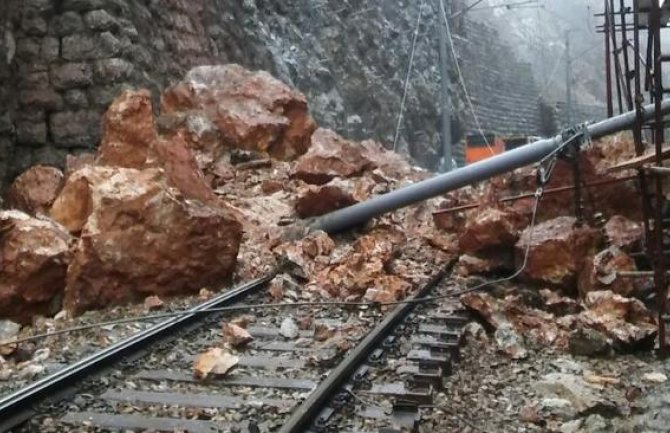 Odron na pruzi Mojkovac-Kolašin, voz stajao dva sata