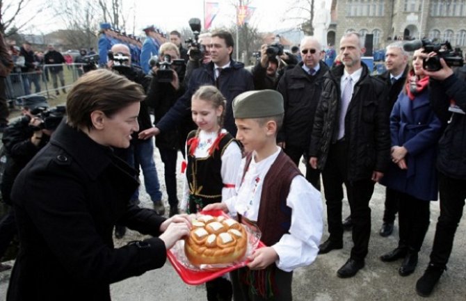 Ani Brnabić zviždali u Orašcu: Poštujte pretke, fašizam neće proći