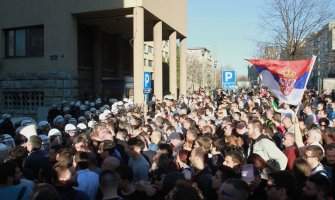 Beograd: Demonstranti stigli do policijske stanice koju su gađali i jajima (FOTO)