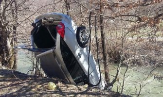 Bijelo Polje: Automobil završio na obali rijeke, povrijeđen vozač