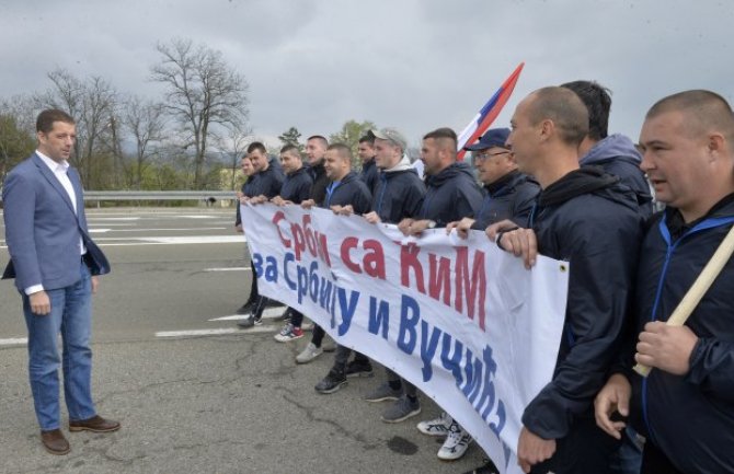 Srbi sa KiM pješice stigli do Rudnika, dočekao ih Đurić