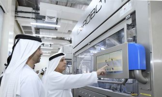 U Dubaiju otvorena fabrika u kojoj roboti proizvode registarske tablice (VIDEO)