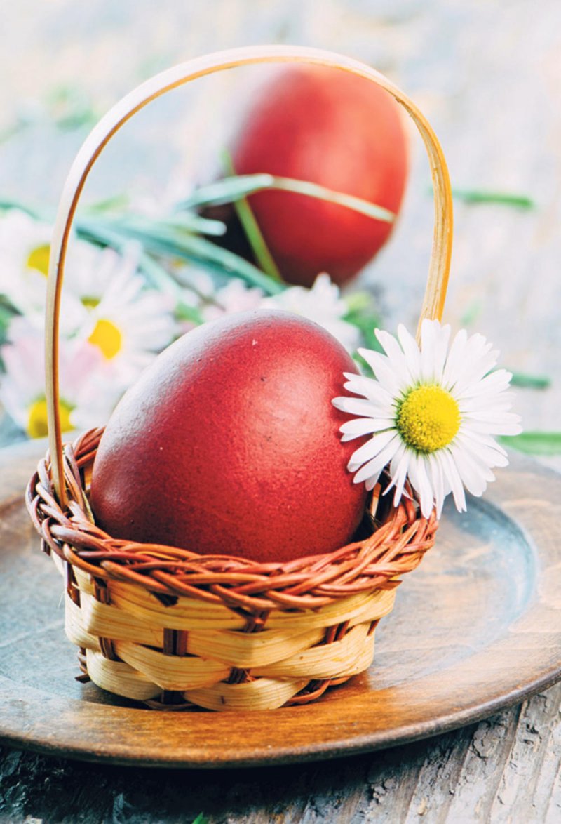 1441871stockphotohandpaintedredeasteregganddaisyflowercloseupinrusticwoodenbasketeasterstilllife1041326695ff