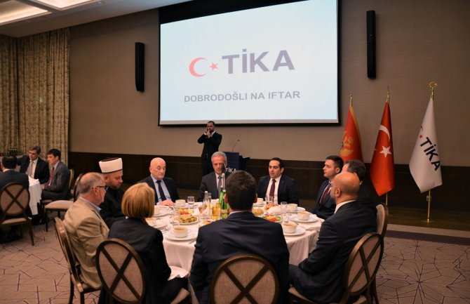 Na iftaru u Hiltonu Nurković, Purišić, Vuković, Fejzić, ambasadorka Ozan...