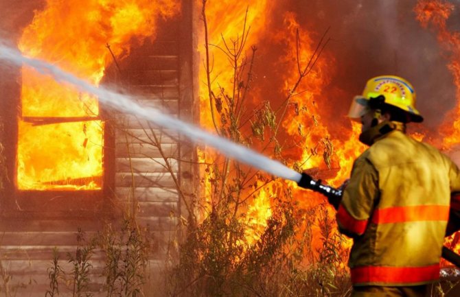 Tragedija u Inđiji, dvije osobe nastradale u požaru