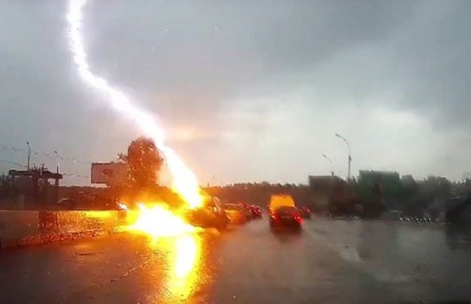 Šok nasred puta: Dva groma skoro istovremeno udarila džip, žena čudom ostala nepovrijeđena (VIDEO)