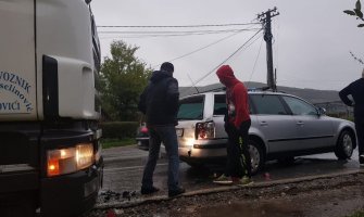 Udes u Potkrajcima: Cistijerna udarila u taksi vozilo(FOTO)