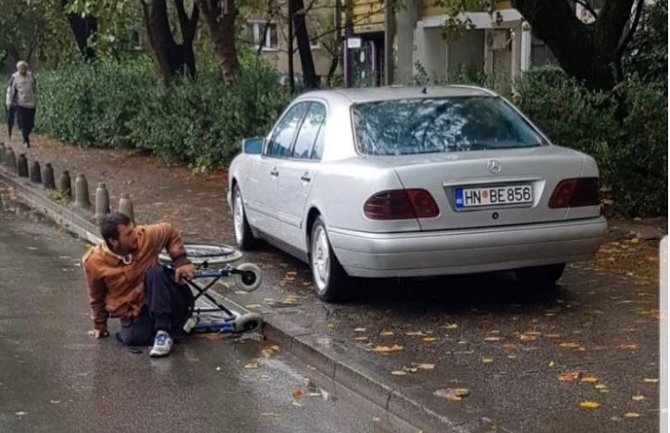 Vozilom parkiranim na trotoaru blokirao prolaz osobi sa invaliditetom, reagovala policija(FOTO)