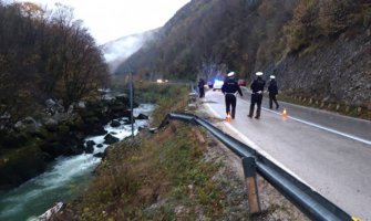 Kamion sa radnicima sletio u rijeku kod Banjaluke: Dvoje poginulo, ima povrijeđenih (VIDEO)