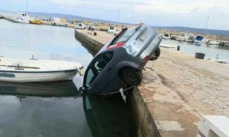 Dalmacija: Auto mu završilo u moru pa postao predmet zbijanja šala (FOTO)