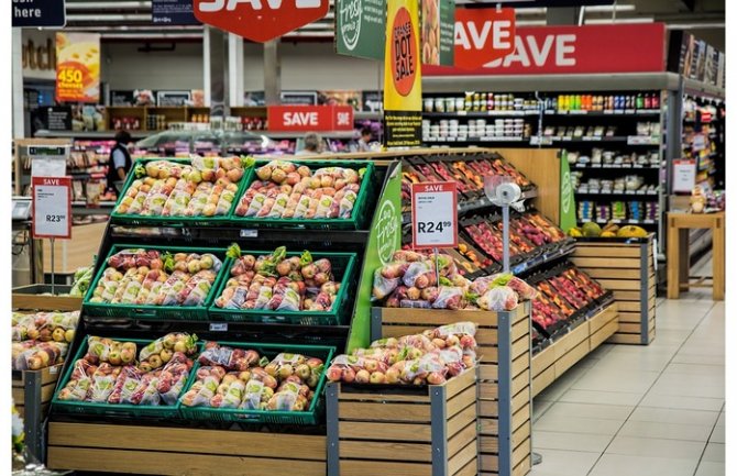 Uhapšena žena koja je namjerno kašljala na hranu u supermarketu