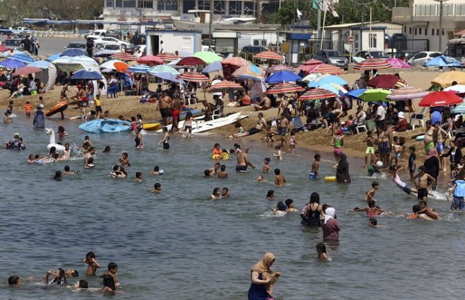 Alžir otvorio džamije, parkove, plaže i kafiće nakon pet mjeseci