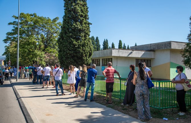 CDT:  U Beranama politički aktivisti iz automobila prate tok glasanja 