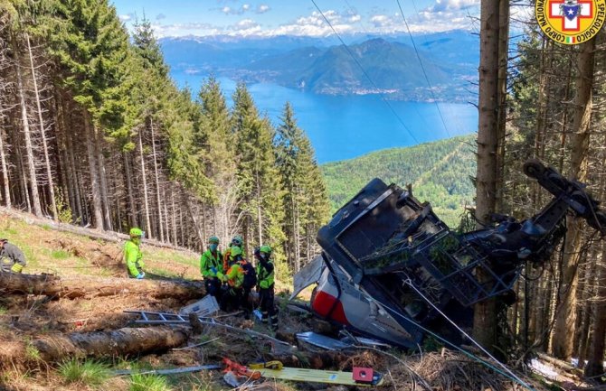 Tragedija: Srušila se žičara u Italiji, najmanje 12 osoba poginulo(FOTO)