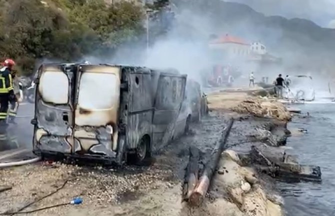 Požar u Dubrovniku, u marini vatrena stihija progutala više vozila i skutera 