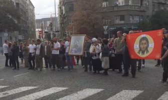 U Beogradu organizovan skup antivaksera, učesnici zapalili LGBT zastavu (VIDEO)