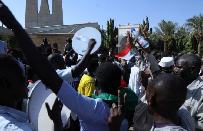 Demonstranti u Sudanu traže od vojske da preuzme vlast