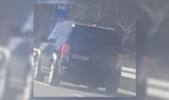 Vandalizam na djelu: Muškarac izašao iz automobila, popeo se na stijene, skinuo i bacio zastavu Crne Gore