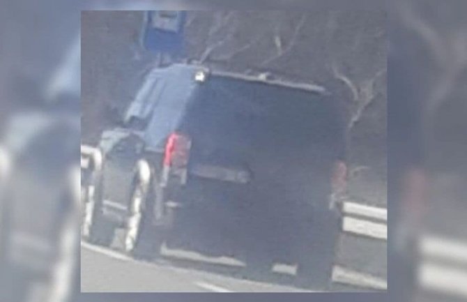 Vandalizam na djelu: Muškarac izašao iz automobila, popeo se na stijene, skinuo i bacio zastavu Crne Gore