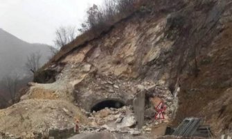 Veliki odron u blizini graničnog prelaza Gostun, saobraćaj trenutno zaustavljen