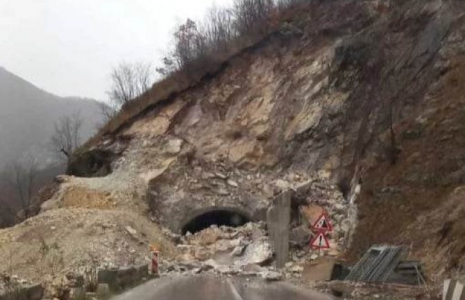 Veliki odron u blizini graničnog prelaza Gostun, saobraćaj trenutno zaustavljen